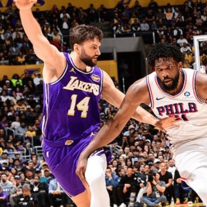 开云官网-东契奇受伤！湖人大逆转，詹姆斯8失误破NBA纪录，里夫斯35分救主